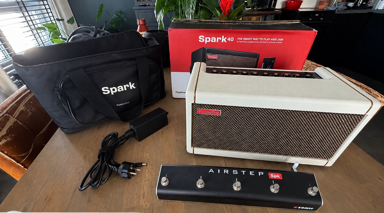Positive Grid Spark 40 (Pearl) met Airstrep Spk en draagtas, Ophalen of Verzenden, Zo goed als nieuw, Gitaar, Minder dan 50 watt