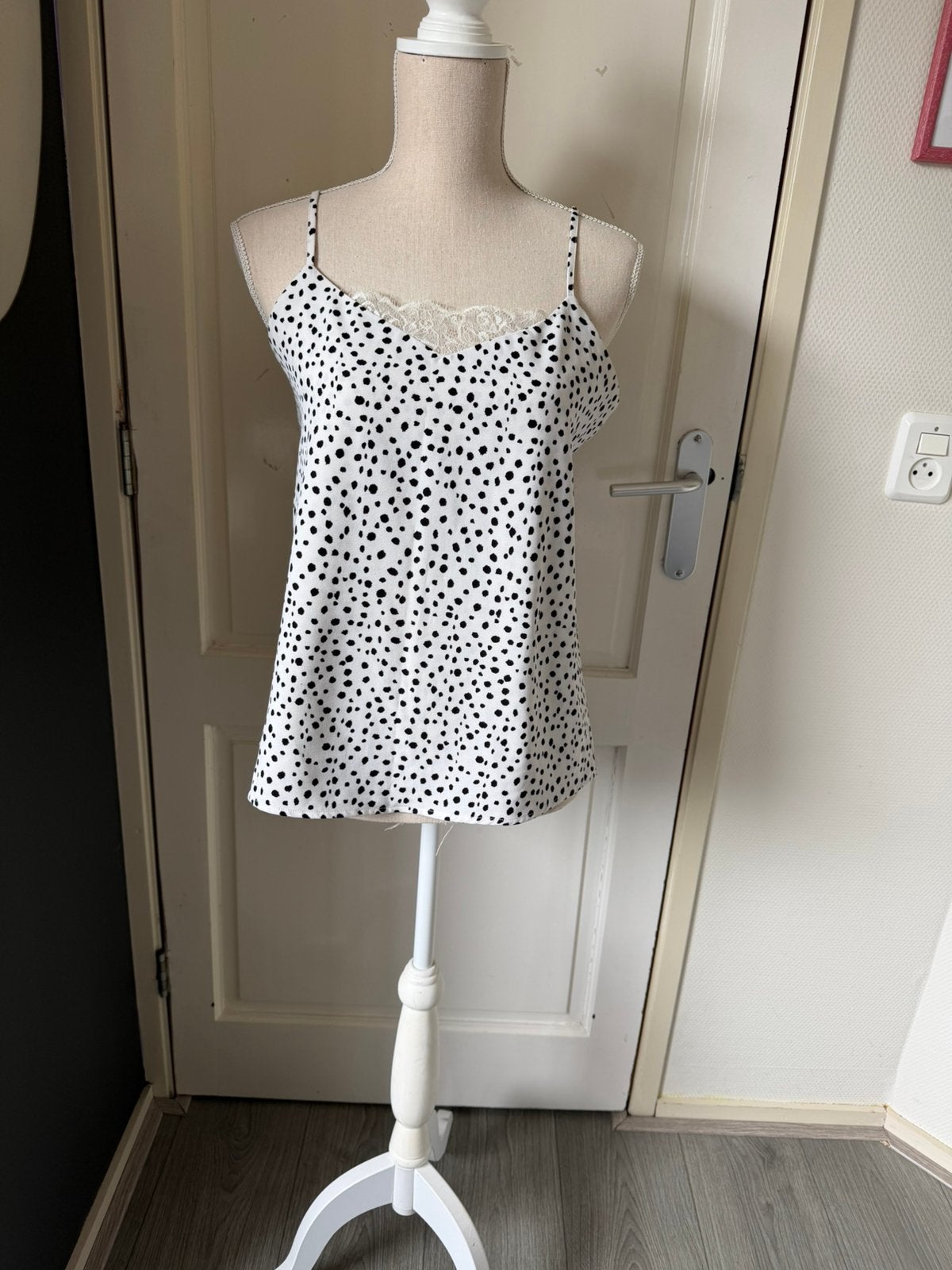 Only Wit-Zwarte Gestipte Camisole Top met Kant – Maat 38, Kleding | Dames, Maat 38/40 (M), Wit, Ophalen of Verzenden, Zo goed als nieuw