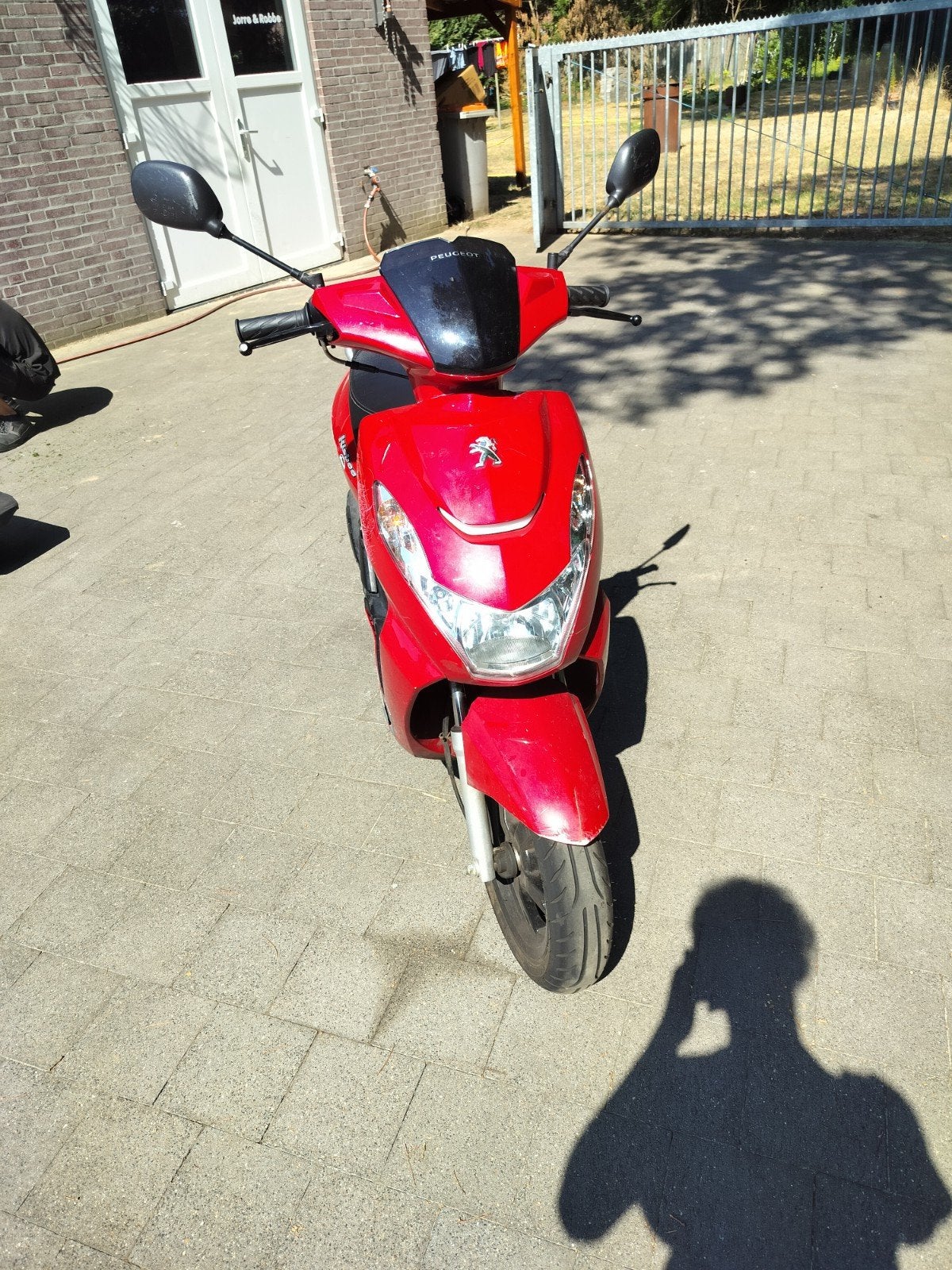 peugeot kisbee rood 50cc, Ophalen, Overige modellen, Maximaal 45 km/u, Zo goed als nieuw