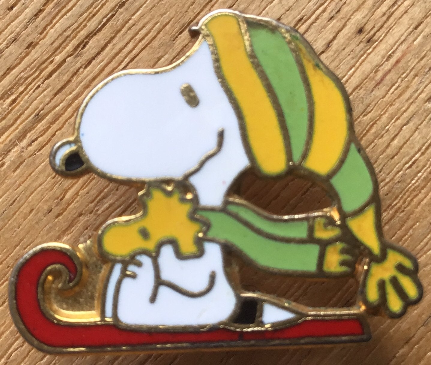 Vintage broche / speld Snoopy & Woodstock op een slee, Verzamelen, Ophalen of Verzenden, Snoopy, Gebruikt, Overige typen
