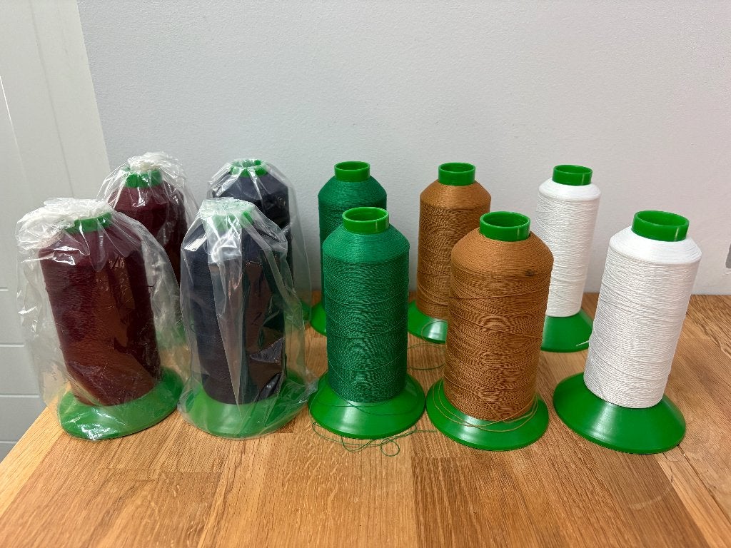 10x (5 kleuren) Industrieel Lockgaren - Madeira Texmafil 220, Hobby en Vrije tijd, Ophalen of Verzenden, Zo goed als nieuw, Garen of Naald(en)