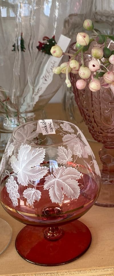 Mooi bolglas in fuchsia rood met bladmotief met goudrand, Ophalen of Verzenden