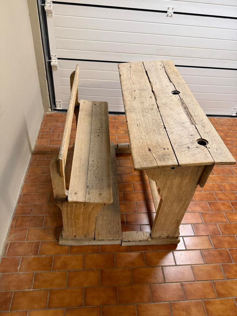 Oude authentieke schoolbank met tafel, Ophalen