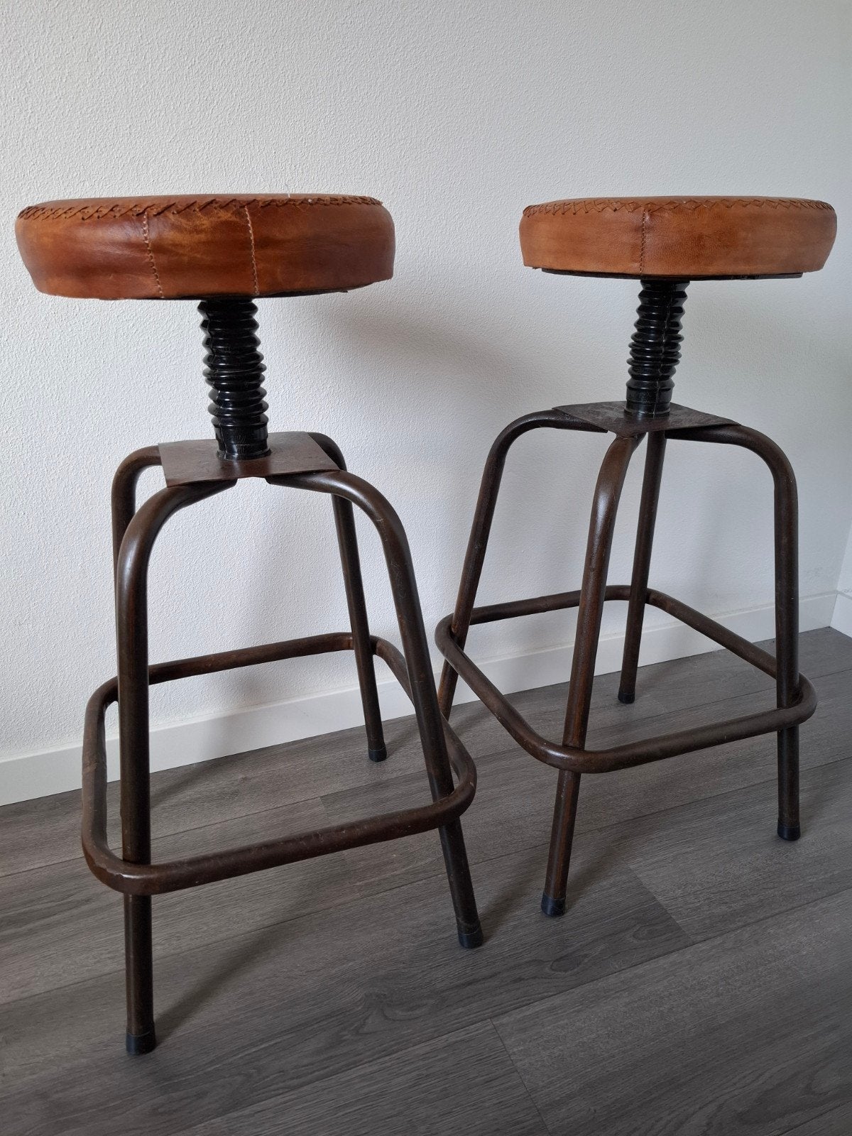 Twee barkrukken, 2 krukken, Ophalen, 60 tot 90 cm