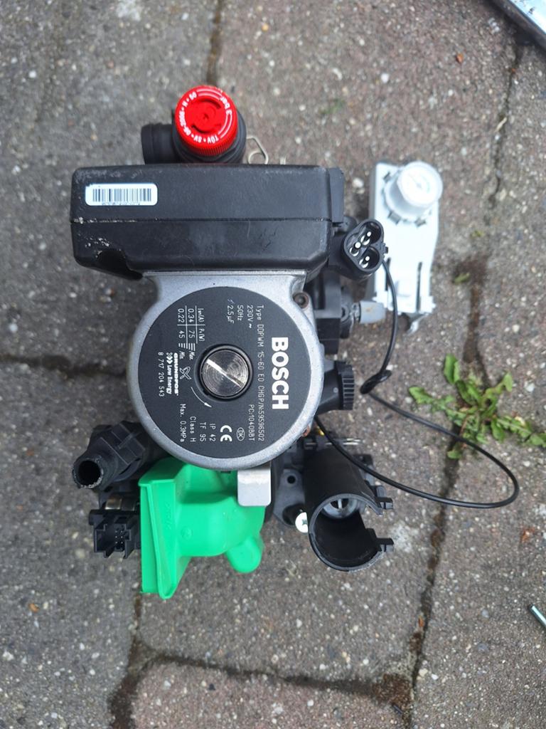Bosch circulatiepomp uit werkende ketel, Doe-het-zelf en Verbouw, Verwarming en Radiatoren, Gebruikt, Minder dan 30 cm, Overige typen