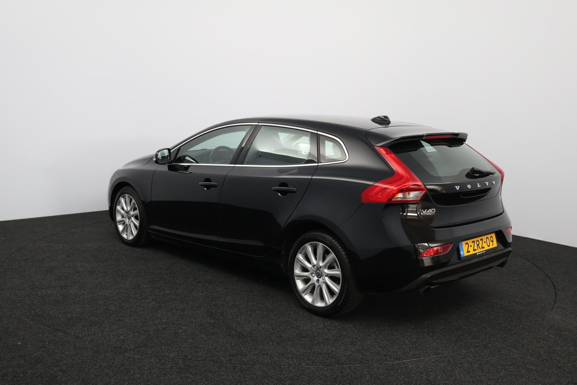 Volvo V40 1.6 T4 Momentum/ AUTOMAAT!/ 17'' LMV/ Half-Leder/, Gebruikt, Zwart, 4 cilinders, 179 pk