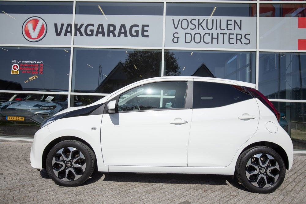 Toyota Aygo 1.0 VVT-i x-joy Carplay | Camera | Cruise contro, 12 maanden, Gebruikt, Euro 6, 4 stoelen