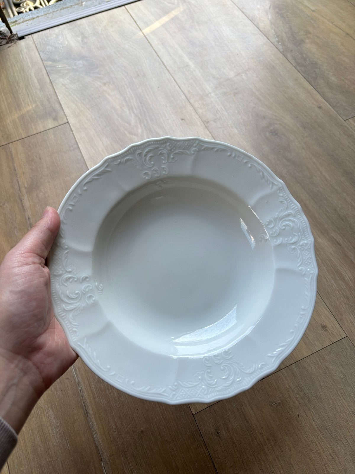 Wit porseleinen diep bord met reliëf, 22 cm, Overige merken, Klassiek, Ophalen of Verzenden, Zo goed als nieuw