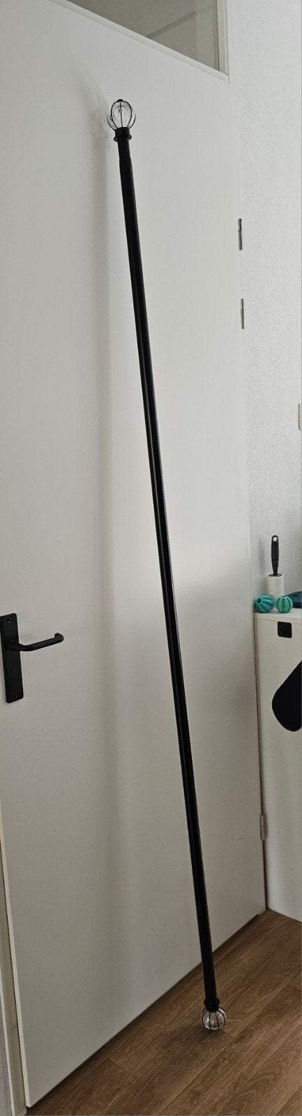 Gordijnroede met afsluitknoppen zwart, Huis en Inrichting, Stoffering | Gordijnen en Lamellen, Ophalen, Zo goed als nieuw, 200 cm of meer