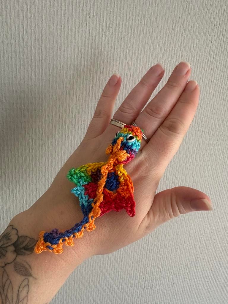 Gehaakt draakje sleutelhanger regenboog, Ophalen of Verzenden, Nieuw, Knuffel of Figuurtje