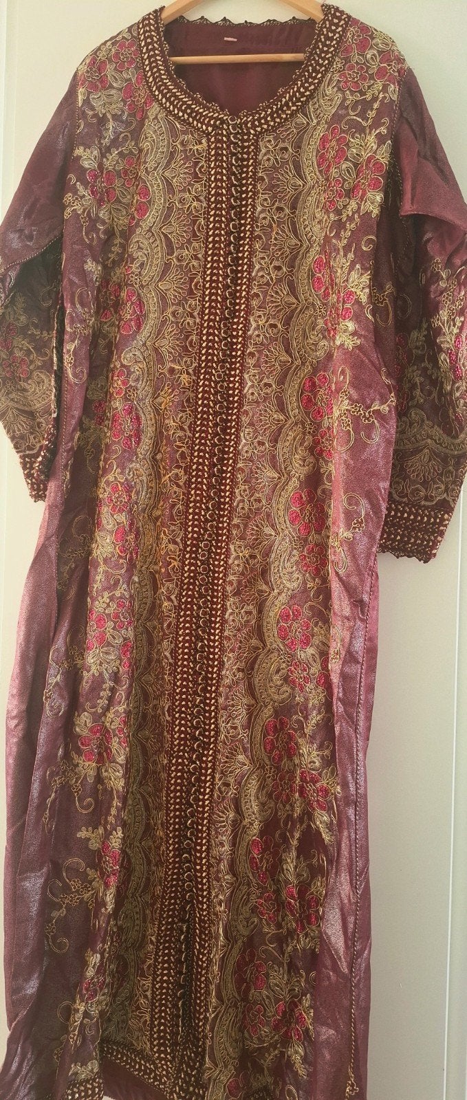 Prachtige rode jurk met gouden borduursels en riem, Maat 42/44 (L), Ophalen of Verzenden, Zo goed als nieuw, Geen merk