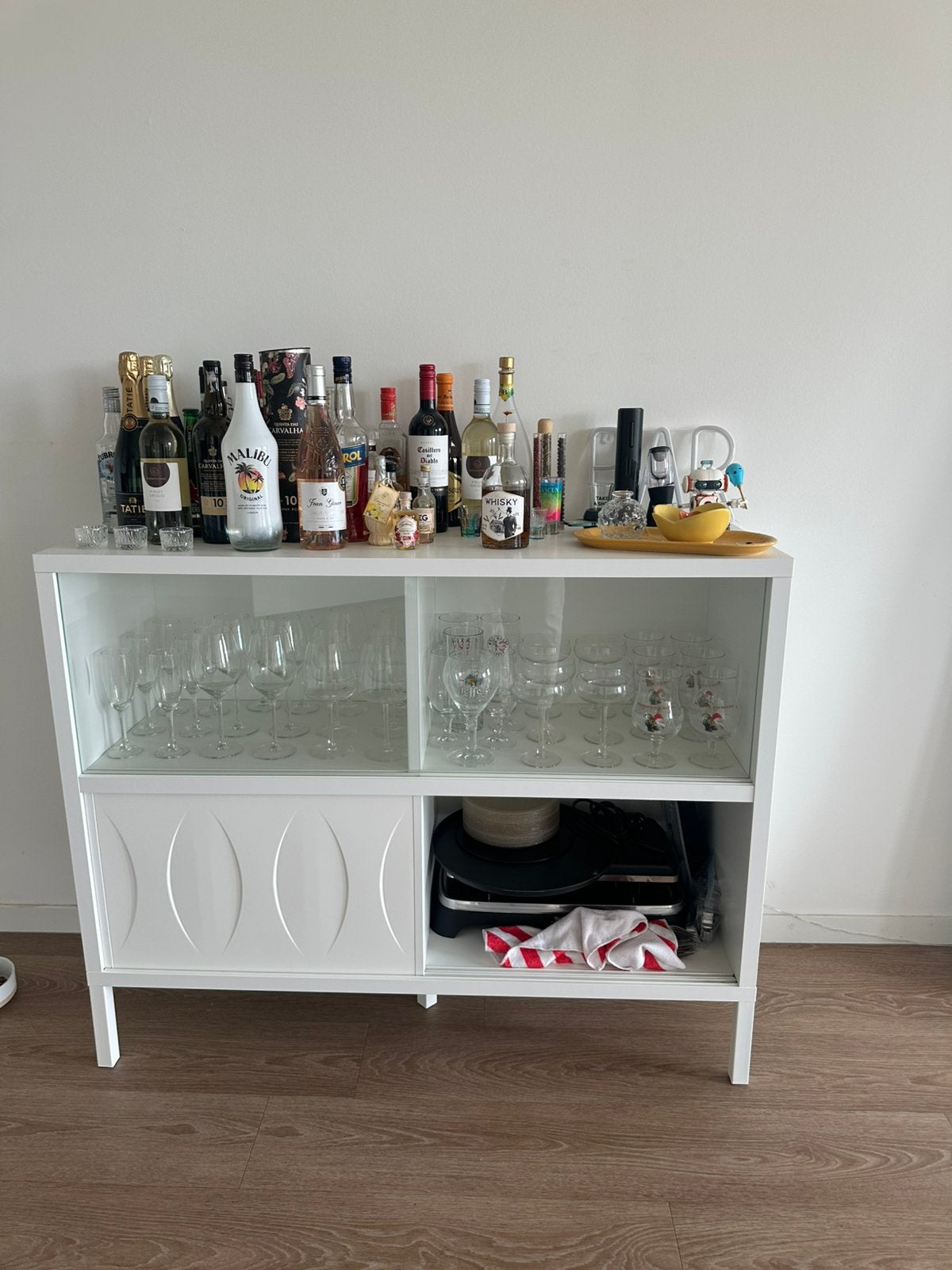 Wit dressoir vitrine kastje/buffet kastje, Ophalen, Zo goed als nieuw, 25 tot 50 cm, 100 tot 150 cm