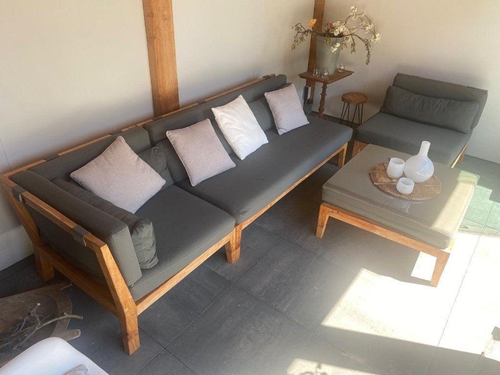 Stijlvolle verhoogde houten loungeset met kussens, Ophalen, Bank, 6 zitplaatsen, Zo goed als nieuw
