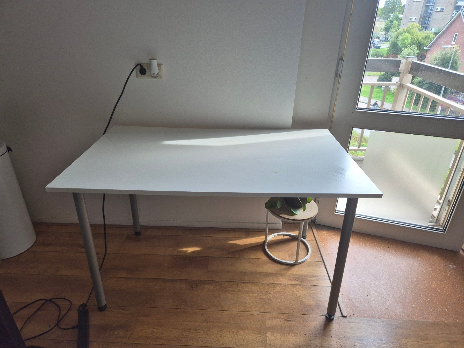 Witte tafel samen met twee bureaustoelen op wieltjes, Ophalen, Gebruikt, Wit, Bureaustoel