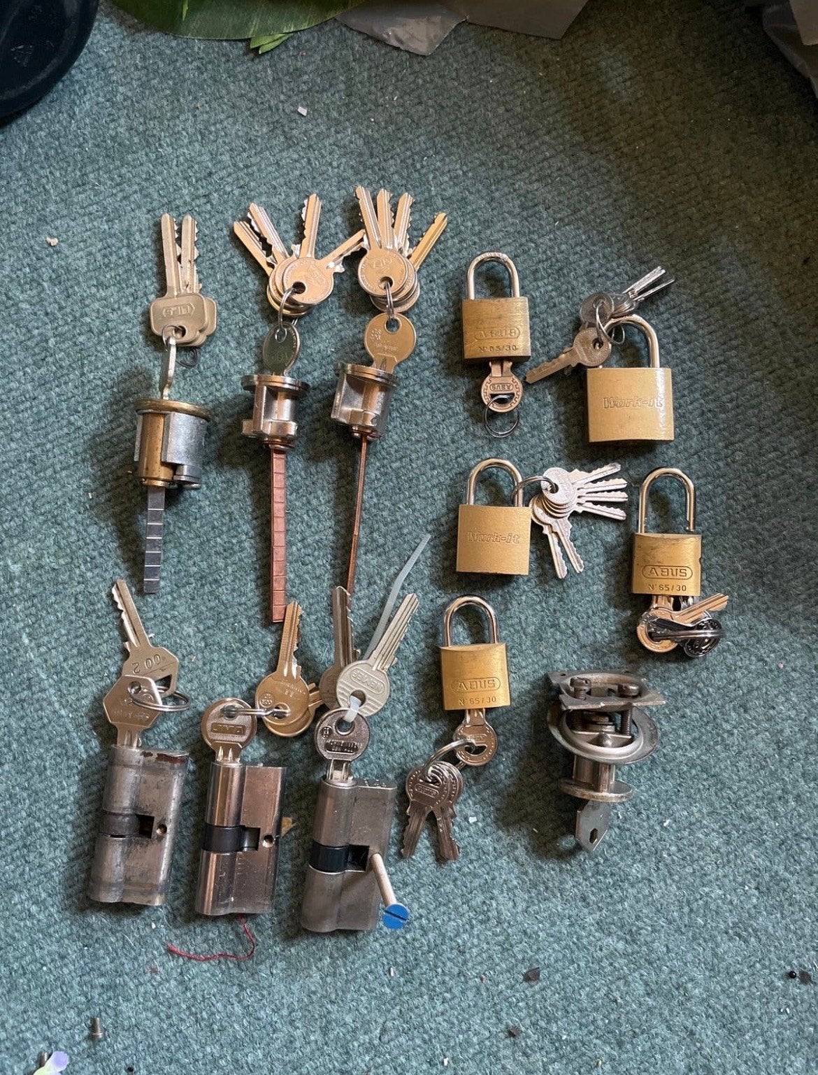 Diverse sloten en sleutels - Cilinders, hangsloten, krukken, Ophalen of Verzenden, Gebruikt, IJzer, Slot
