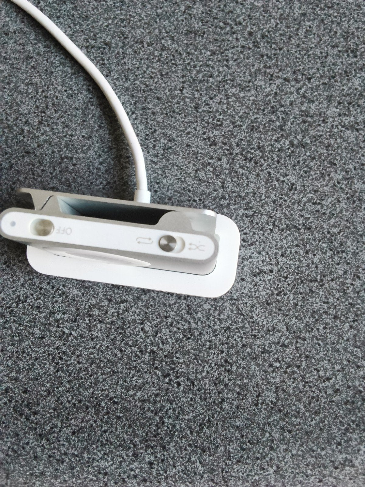 Apple IPod shuffle clip on 2gb zilver., Audio, Tv en Foto, Shuffle, Ophalen of Verzenden, Zo goed als nieuw, Zilver