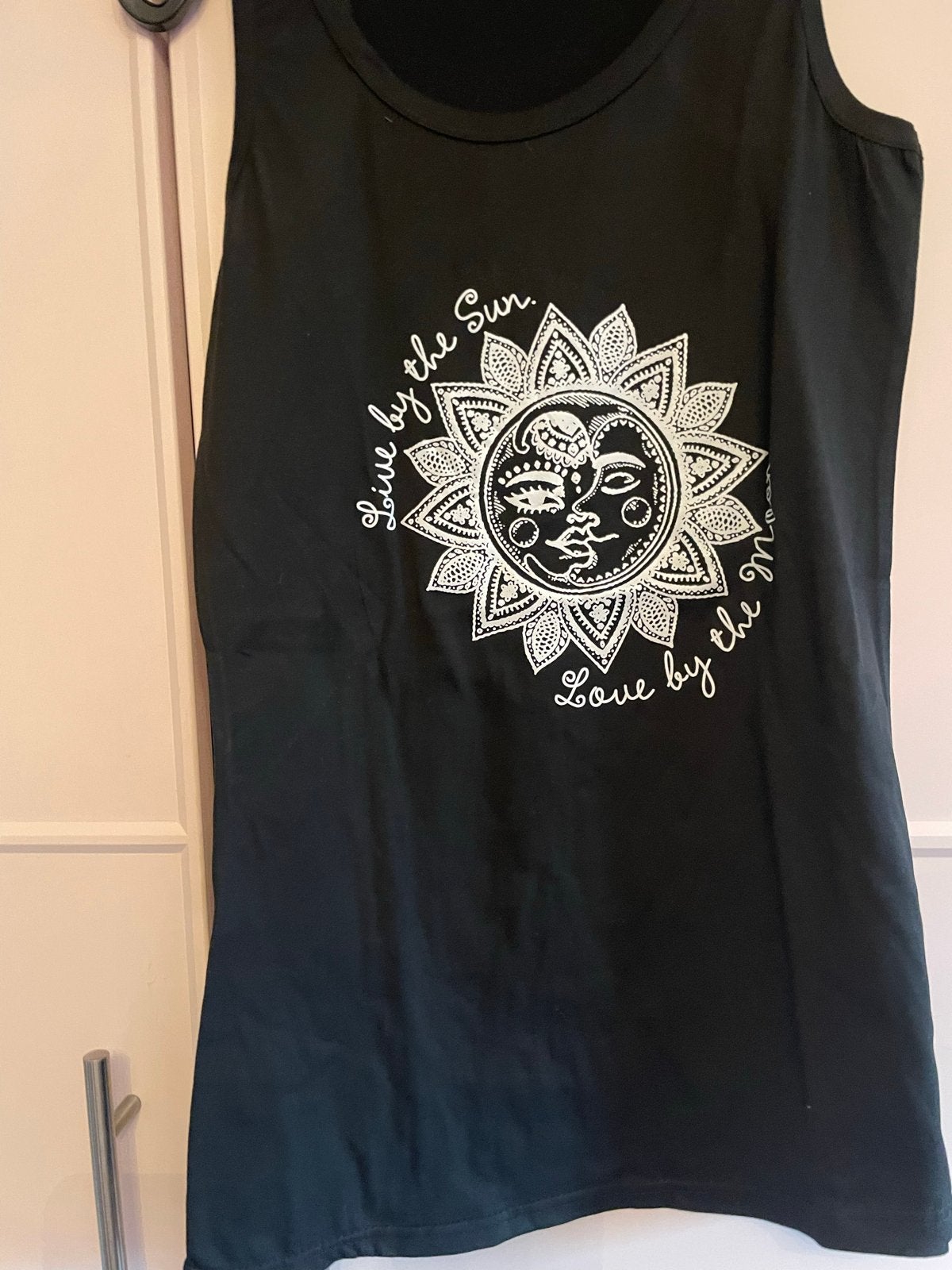 Zwart mouwloos shirt met zon/maan print, Kleding | Dames, Maat 38/40 (M), Zwart, Ophalen of Verzenden, Zo goed als nieuw
