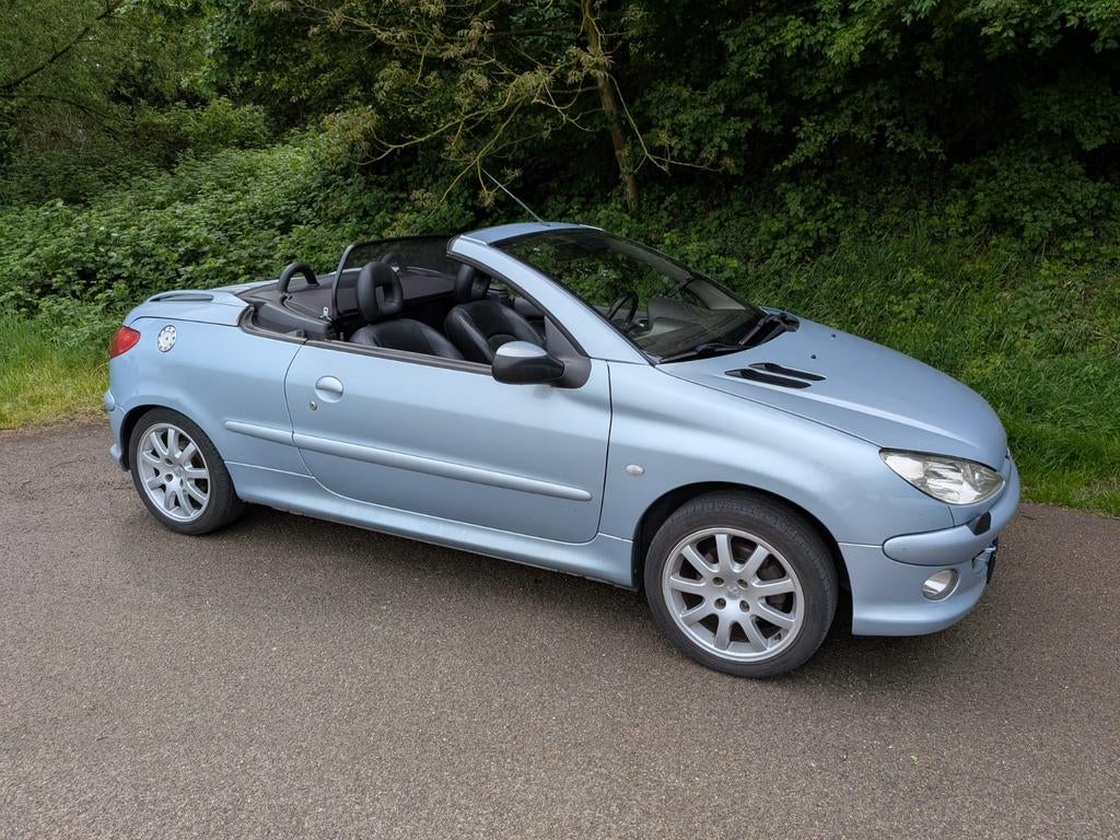 Peugeot 206cc 1.6-16v 2004 Grijs APK tot 14-2-27!, Auto's, Voorwielaandrijving, Zwart, 4 cilinders, Cabriolet