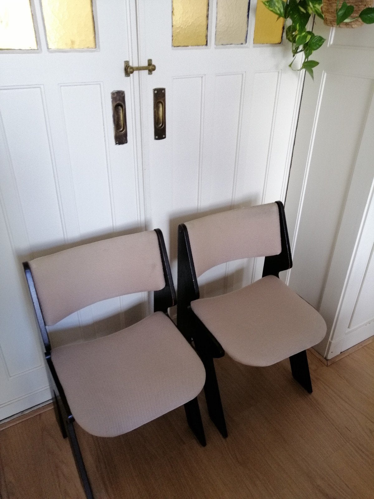 Set van 2 vintage stoelen - donkerbruin met beige stof, Ophalen, Hout, Gebruikt, Twee