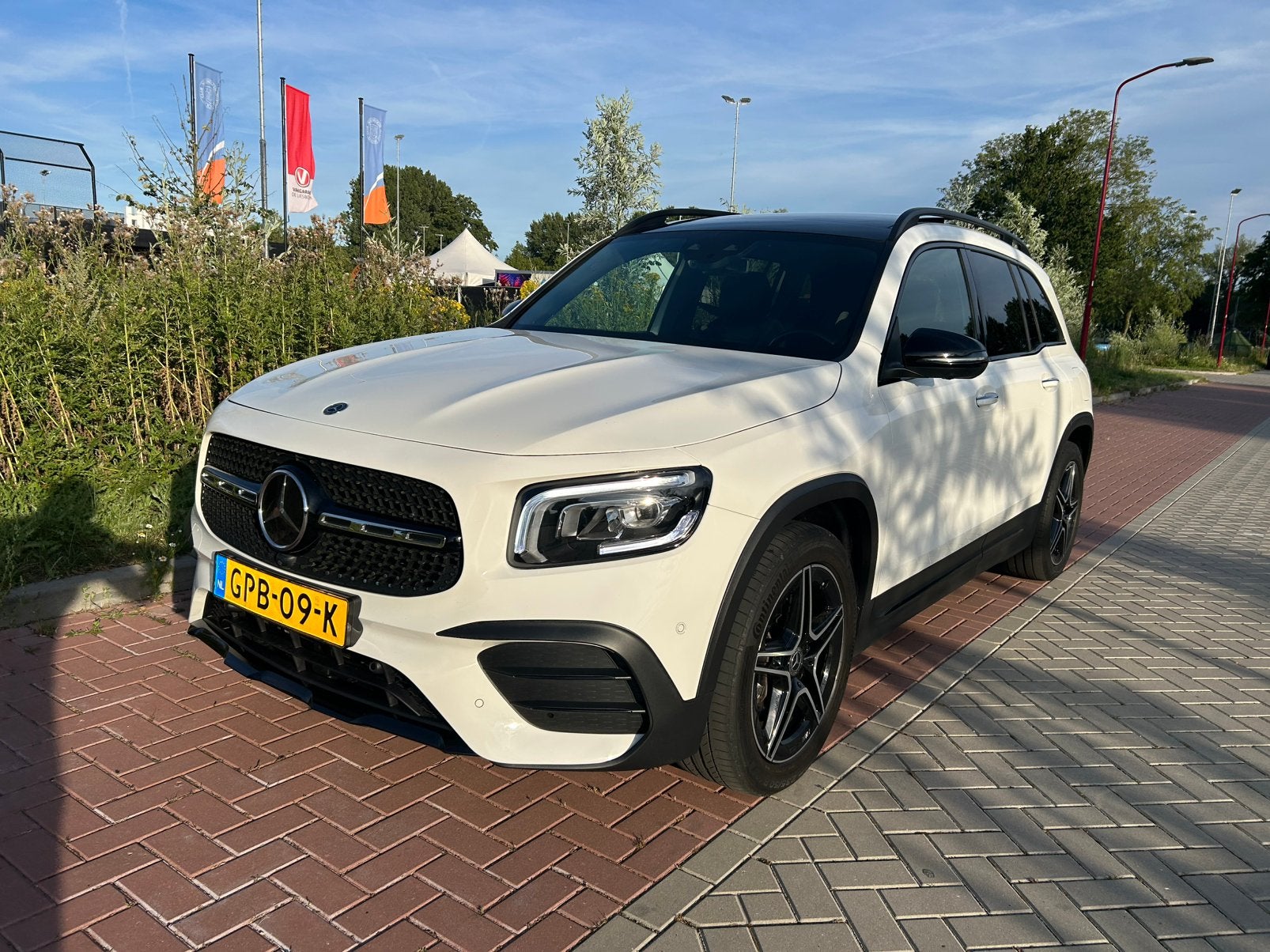 Mercedes-Benz GLB 250 4MATIC Pano Burmester trekhaak, Auto's, Mercedes-Benz, Automaat, Zwart, 4 cilinders, 2000 kg