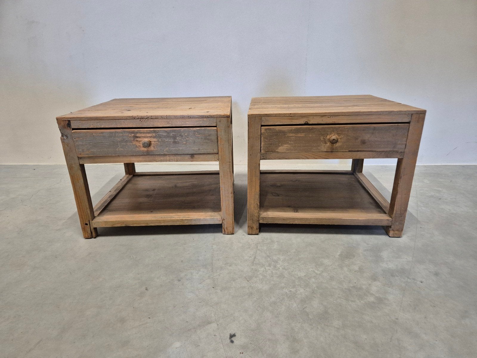 2x Bijzettafel / Nachtkastje 50x50 cm, Minder dan 55 cm, Gebruikt, Vierkant, Hout