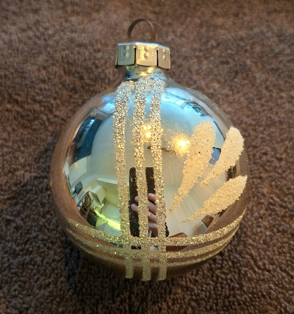 Vintage glazen kerstbal met ruitpatroon en micasneeuw – GDR, Antiek en Kunst, Ophalen of Verzenden