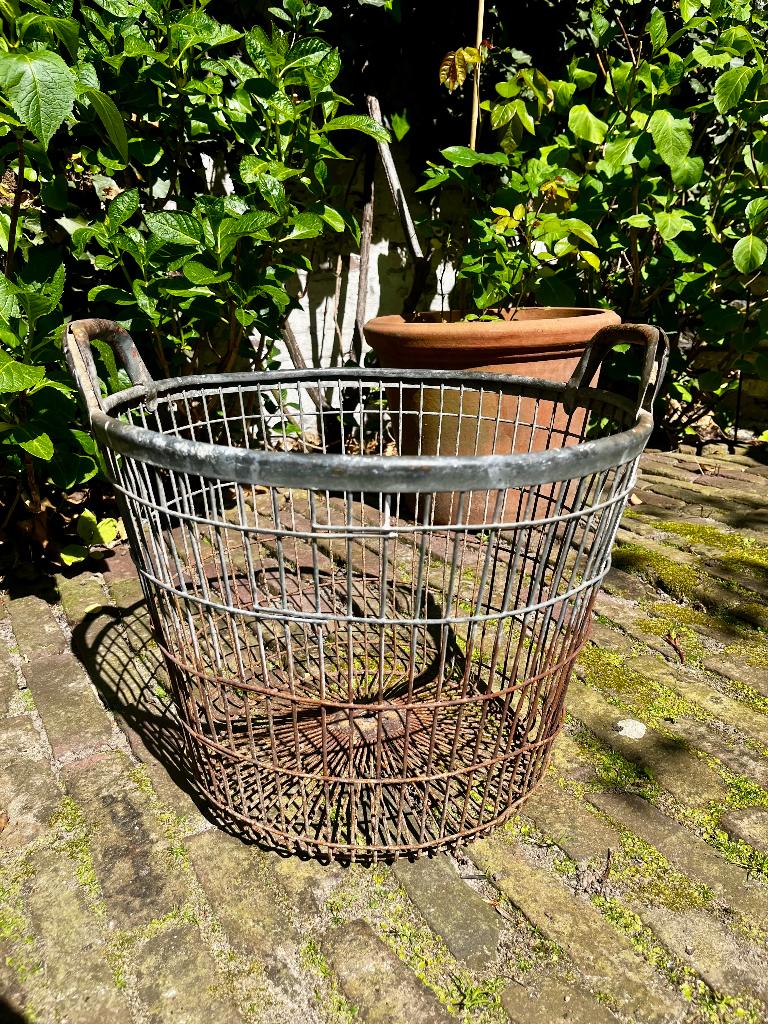 Oude ijzeren gevlochten mand., Ophalen
