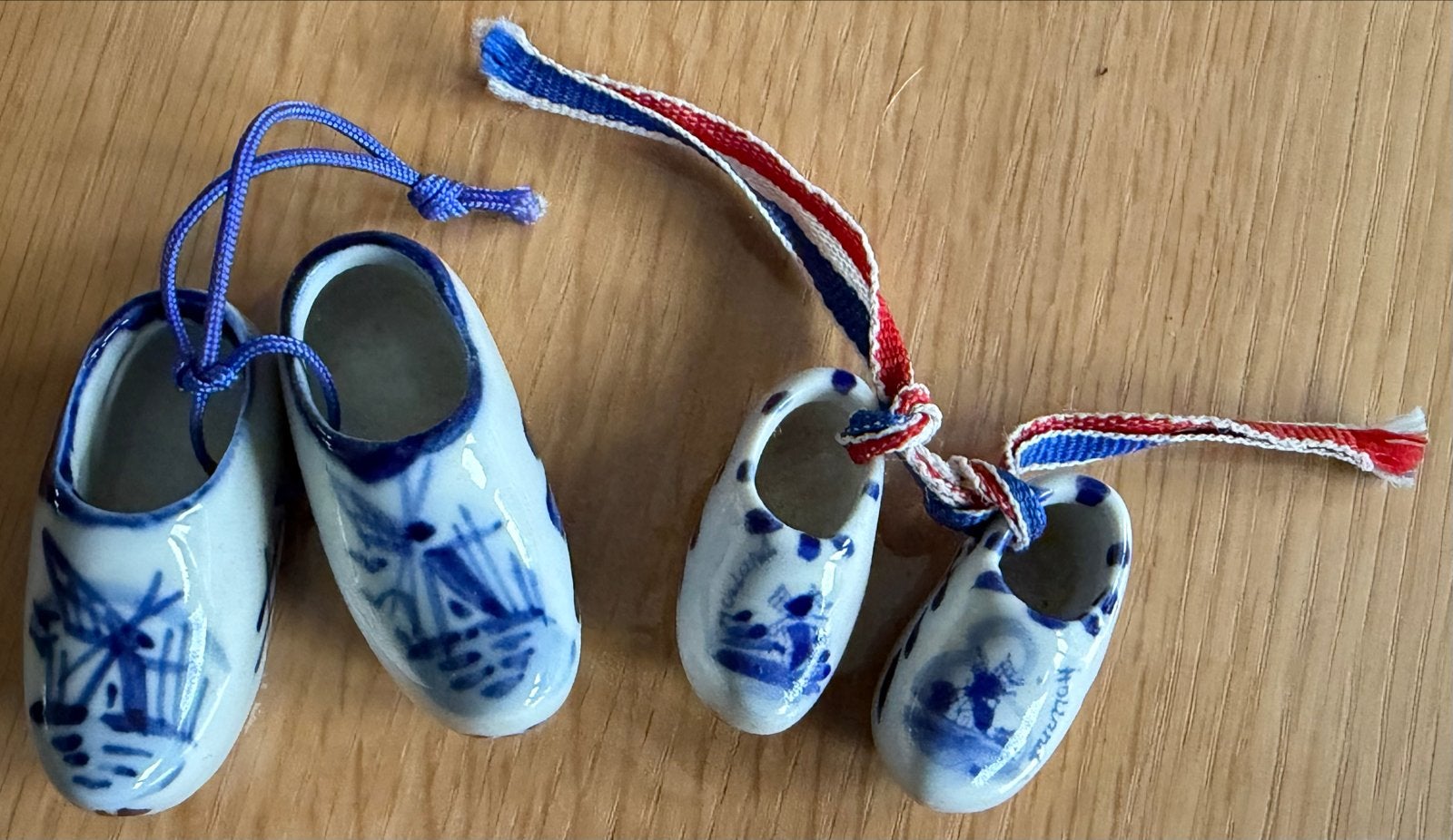 2 paar Delftsblauwe stenen klompjes aan lint, Ophalen of Verzenden
