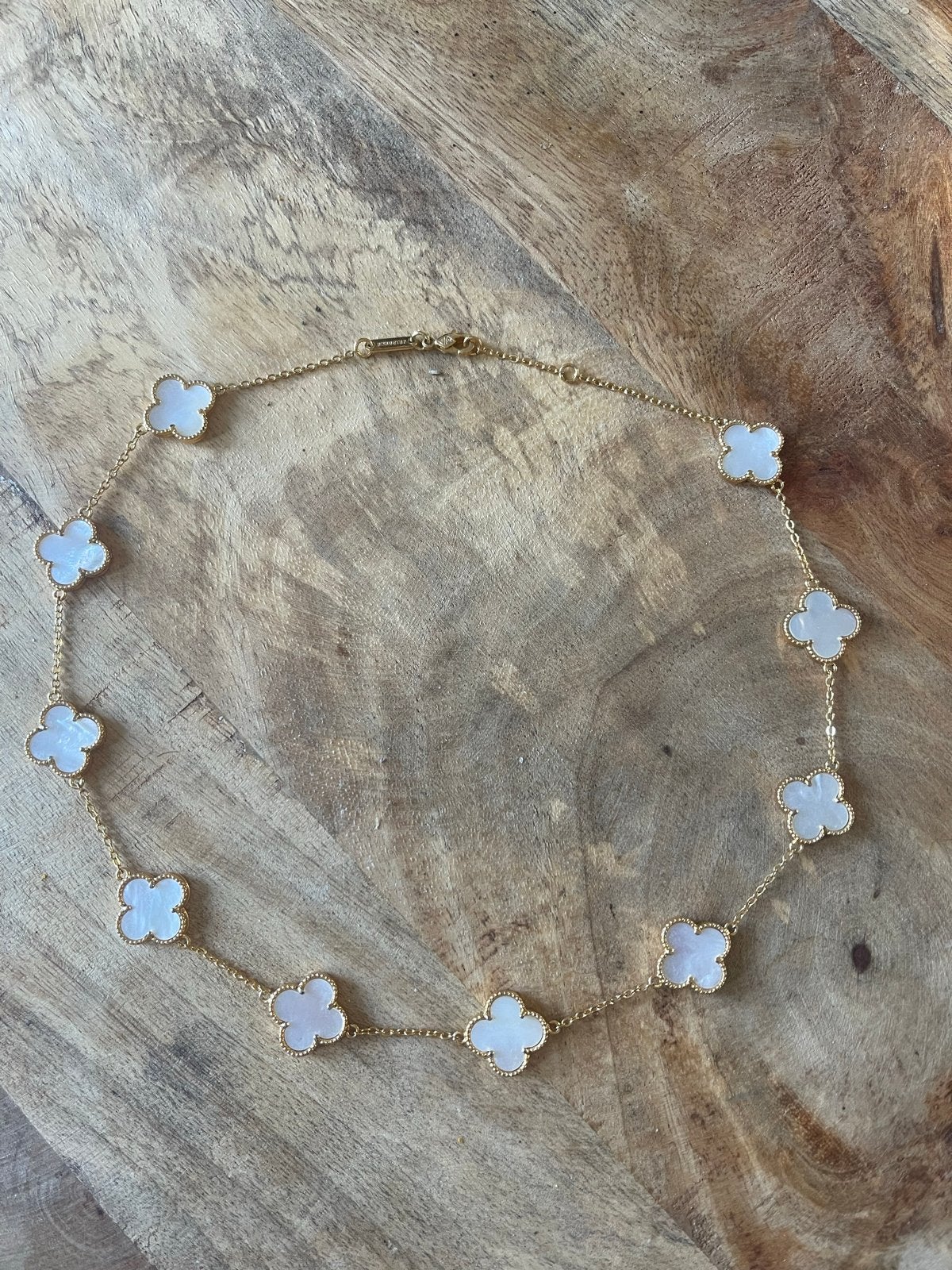 Nieuwe ketting met klavertjes, Ophalen of Verzenden, Nieuw, Goud, Overige materialen