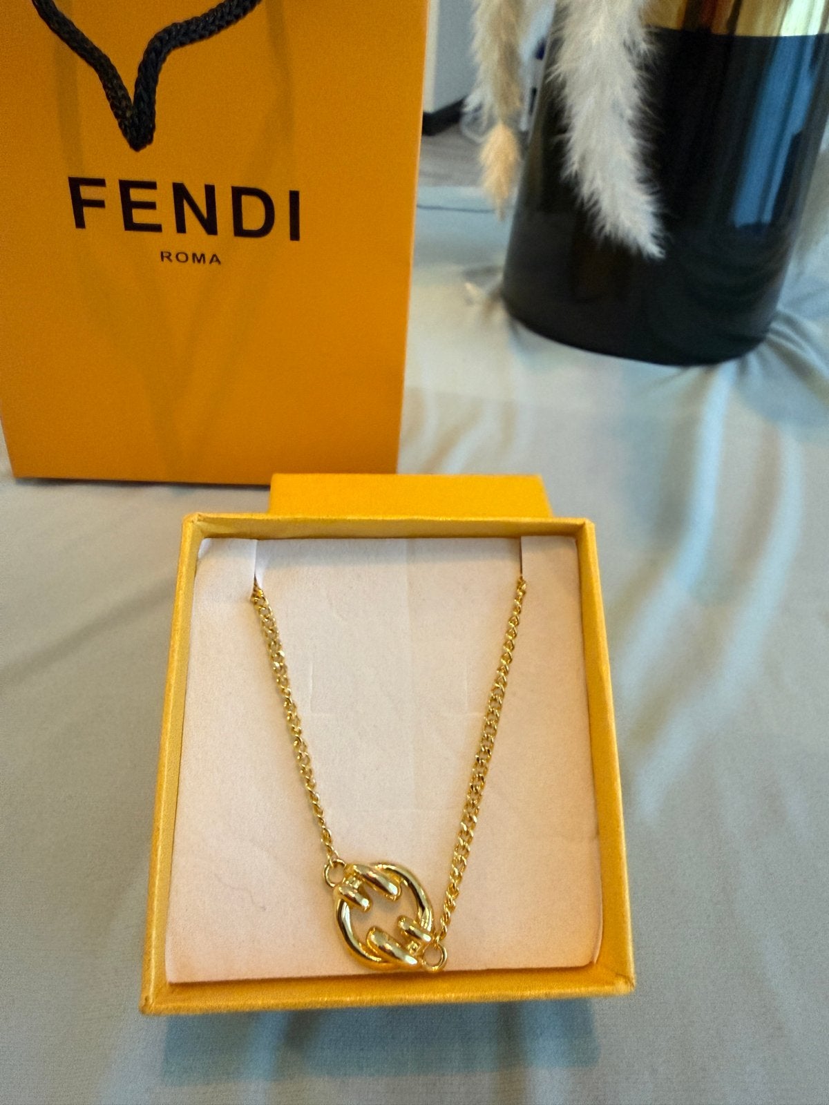 Fendi ketting met FF-logo hanger, Nieuw, Ophalen of Verzenden, Goud, Overige materialen