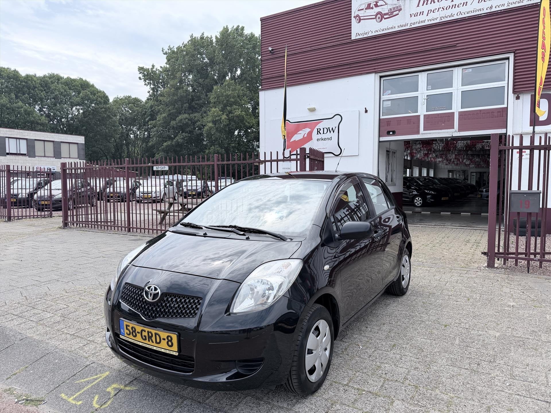 Toyota Yaris 1.0 12V VVT-I 5DR Plus, 527 kg, 750 kg, Zwart, Origineel Nederlands