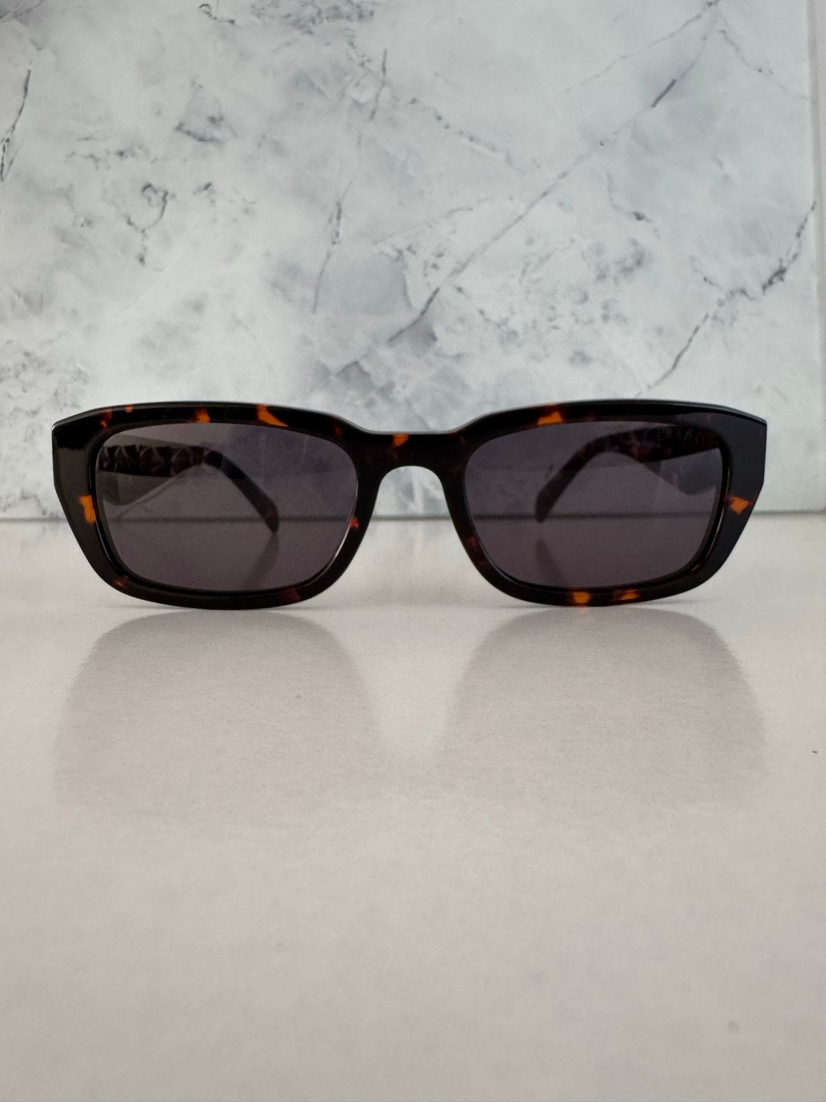 Prada PR B06S Jupiter Tortoise/Smoke Grey zonnebril, Zonnebril, Nieuw, Ophalen of Verzenden, Prada