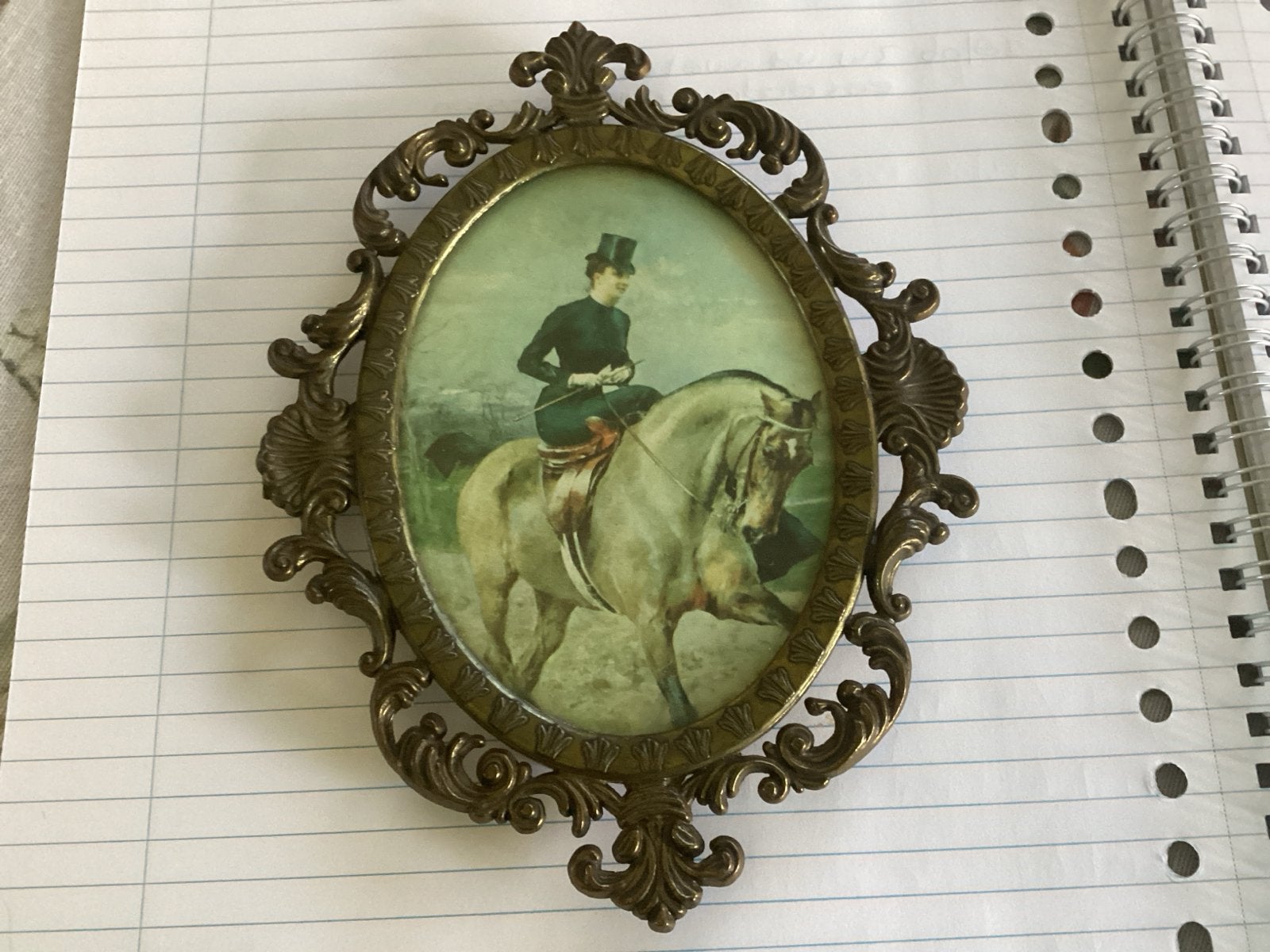 Antiek fotolijstje met ruiter te paard, messing, Gebruikt, Ophalen of Verzenden, Fotolijst, Goud