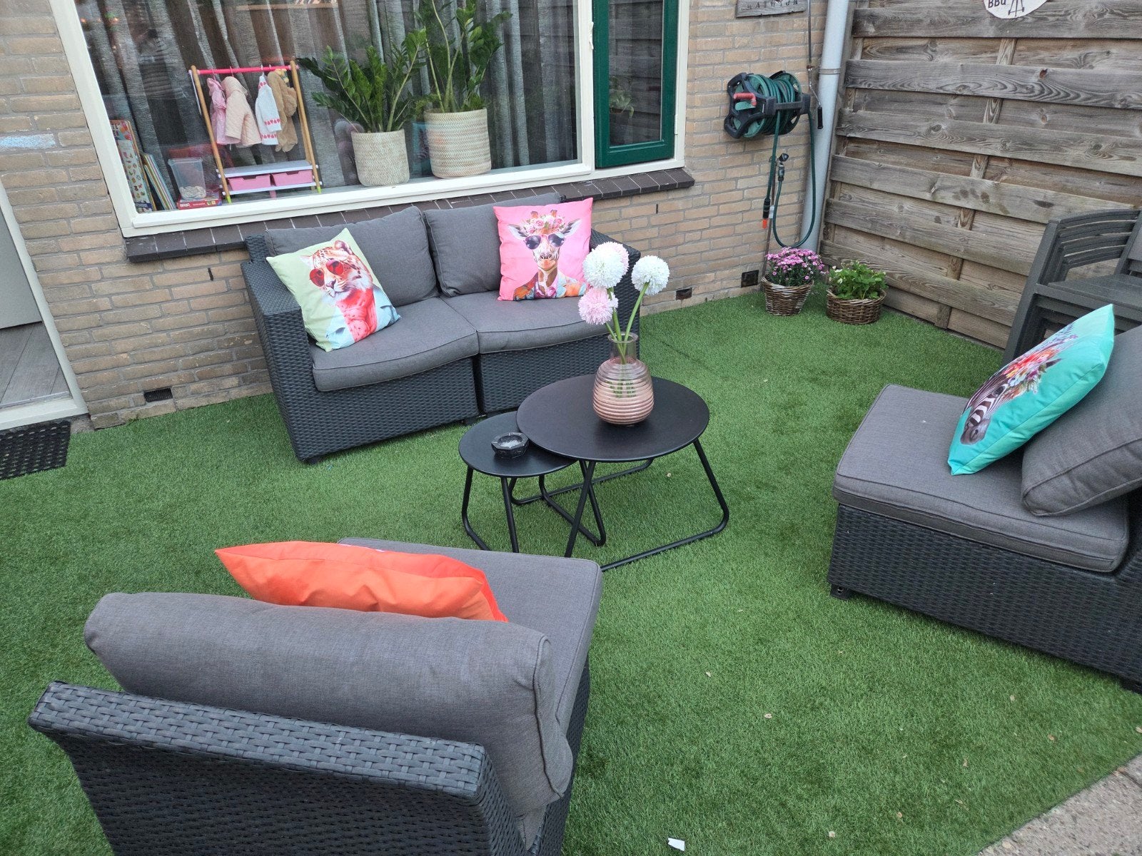 Loungeset: Bankje en twee losse stoelen met grijze kussens, Tuin en Terras, Ophalen, 4 zitplaatsen, Zo goed als nieuw, Loungeset