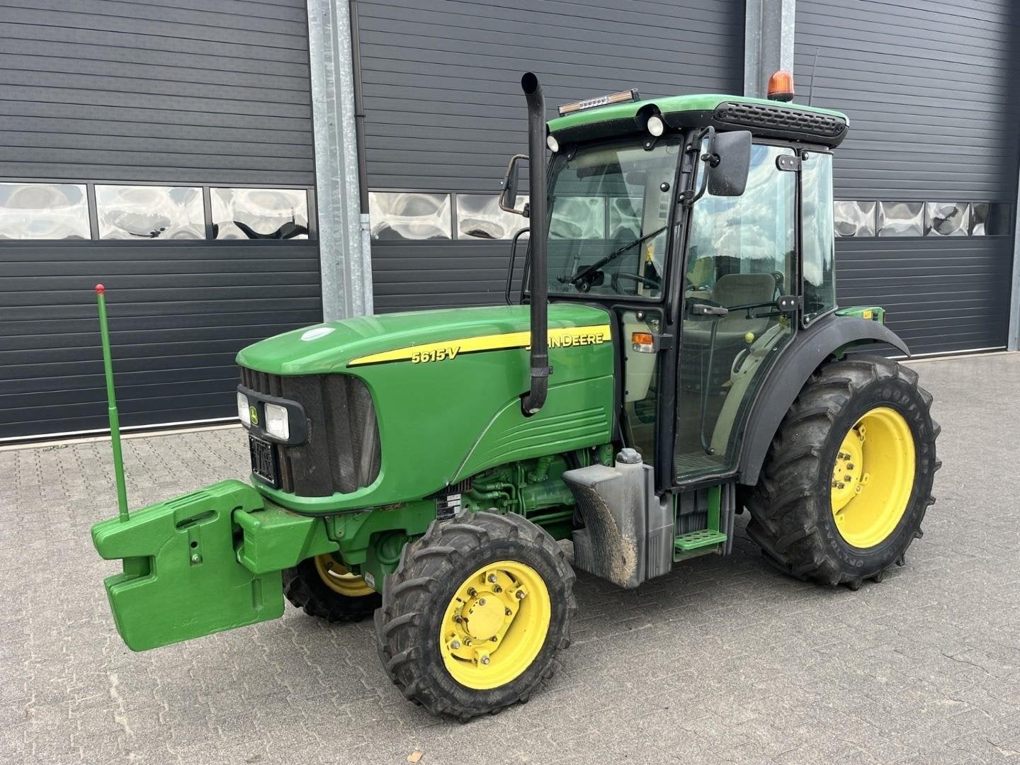 John Deere 5615 v WG4935, John Deere