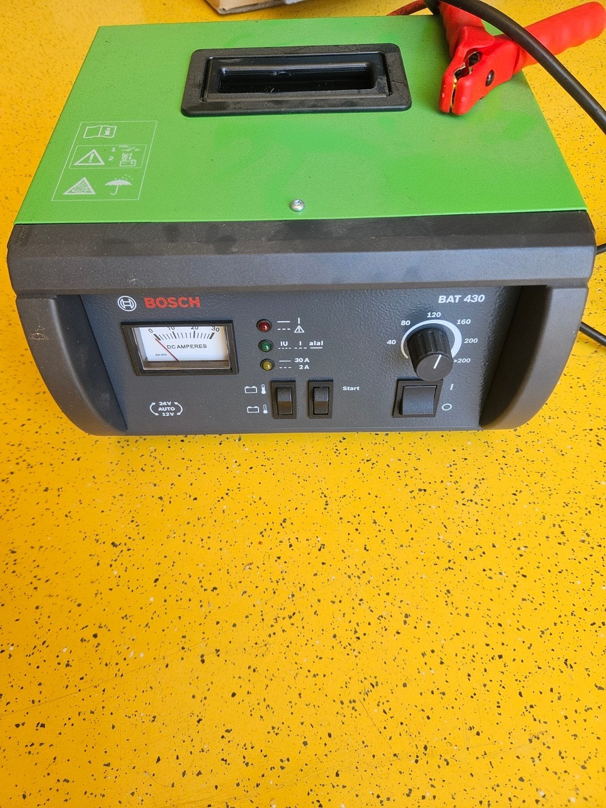 Bosch BAT 430 acculader en starthulp., Ophalen