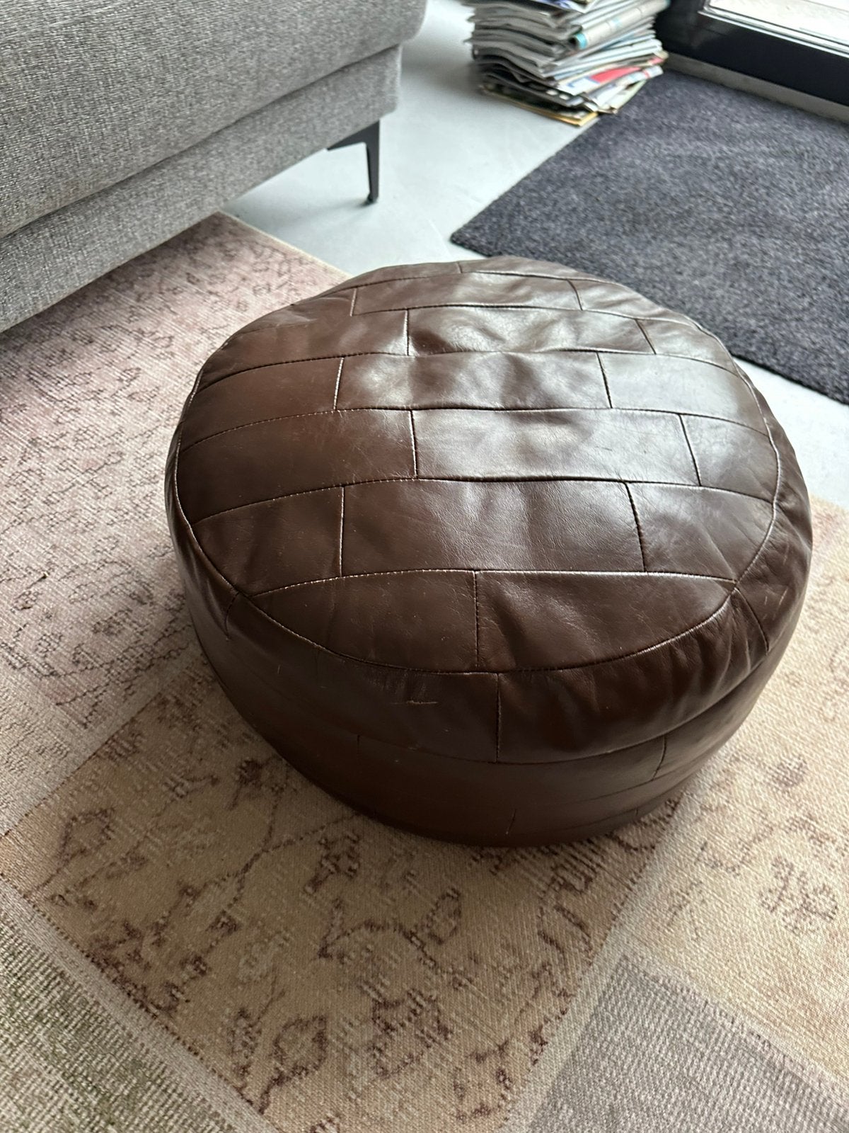 Vintage leren poef bruin, Huis en Inrichting, Banken | Voetenbanken en Poefen, Ophalen, Gebruikt, 50 tot 75 cm, Vintage