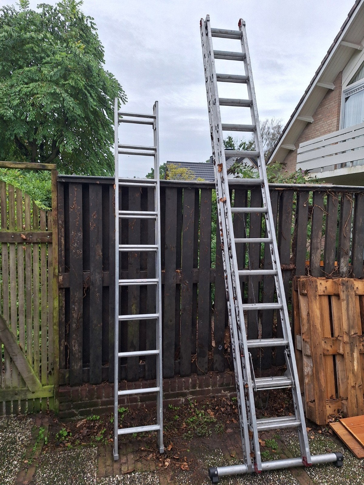 Aluminium uitschuifbare ladder - alleen de kleine is er nog, Ophalen, Gebruikt, Ladder, Opvouwbaar of Inschuifbaar