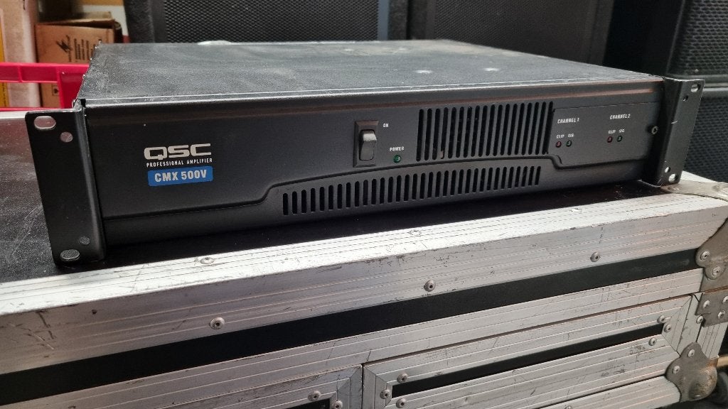 versterker met 70 en 100 Volt functie QSC CMX500V, Gebruikt, Party speaker, Ophalen, 150 watt of meer