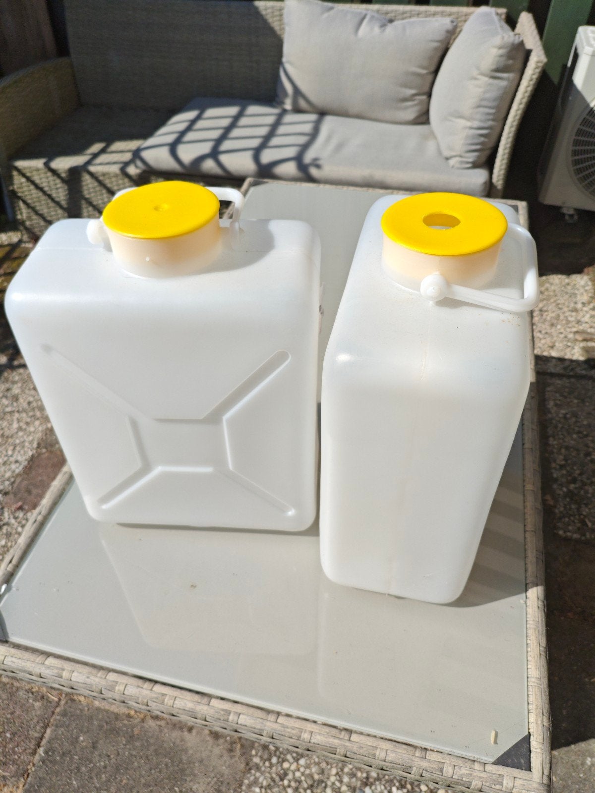 Set van 2 Jerrycans/Waterkannen met Gele Dop, Caravans en Kamperen, Ophalen, Gebruikt