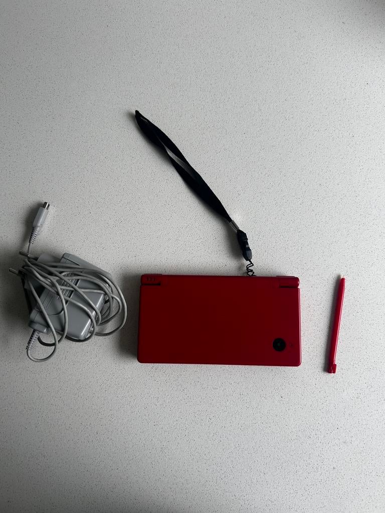 Nintendo DSi Rood  Zeer goede staat + oplader & stylus, Ophalen of Verzenden, Zo goed als nieuw, Dsi