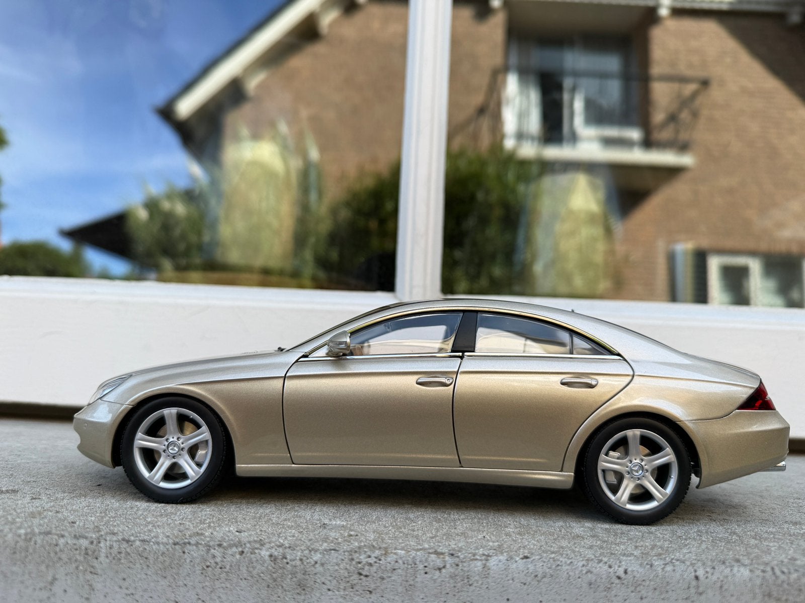 1:18 Mercedes CLS-Klasse CLS500 Gold 2004 Kyosho No.08401LBE, Kyosho, Auto, Ophalen of Verzenden, Zo goed als nieuw