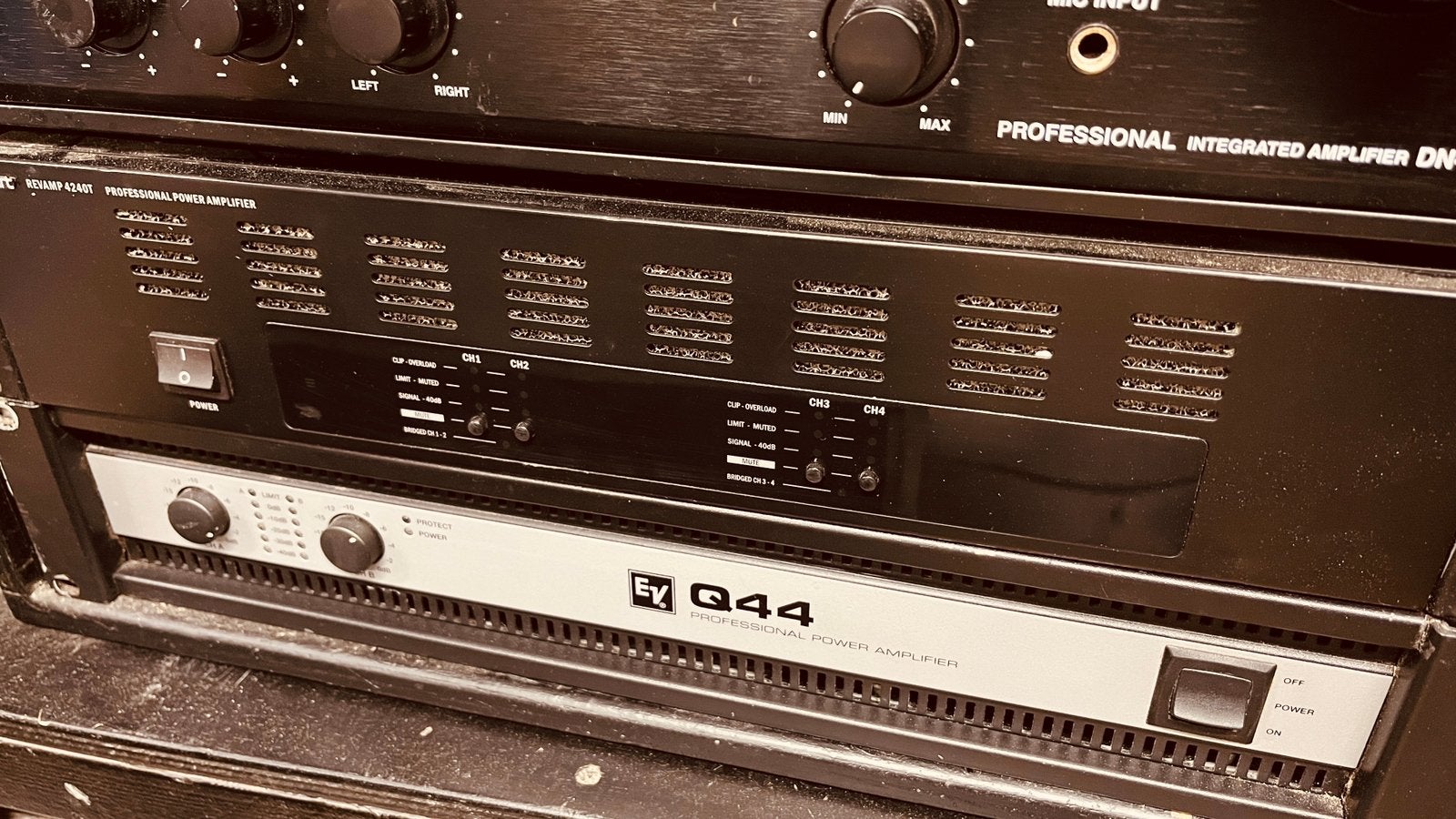 Diverse versterkers in 1 koop. EV Q44. Denon en Apart/Biamp, Ophalen of Verzenden, Gebruikt, Minder dan 500 watt