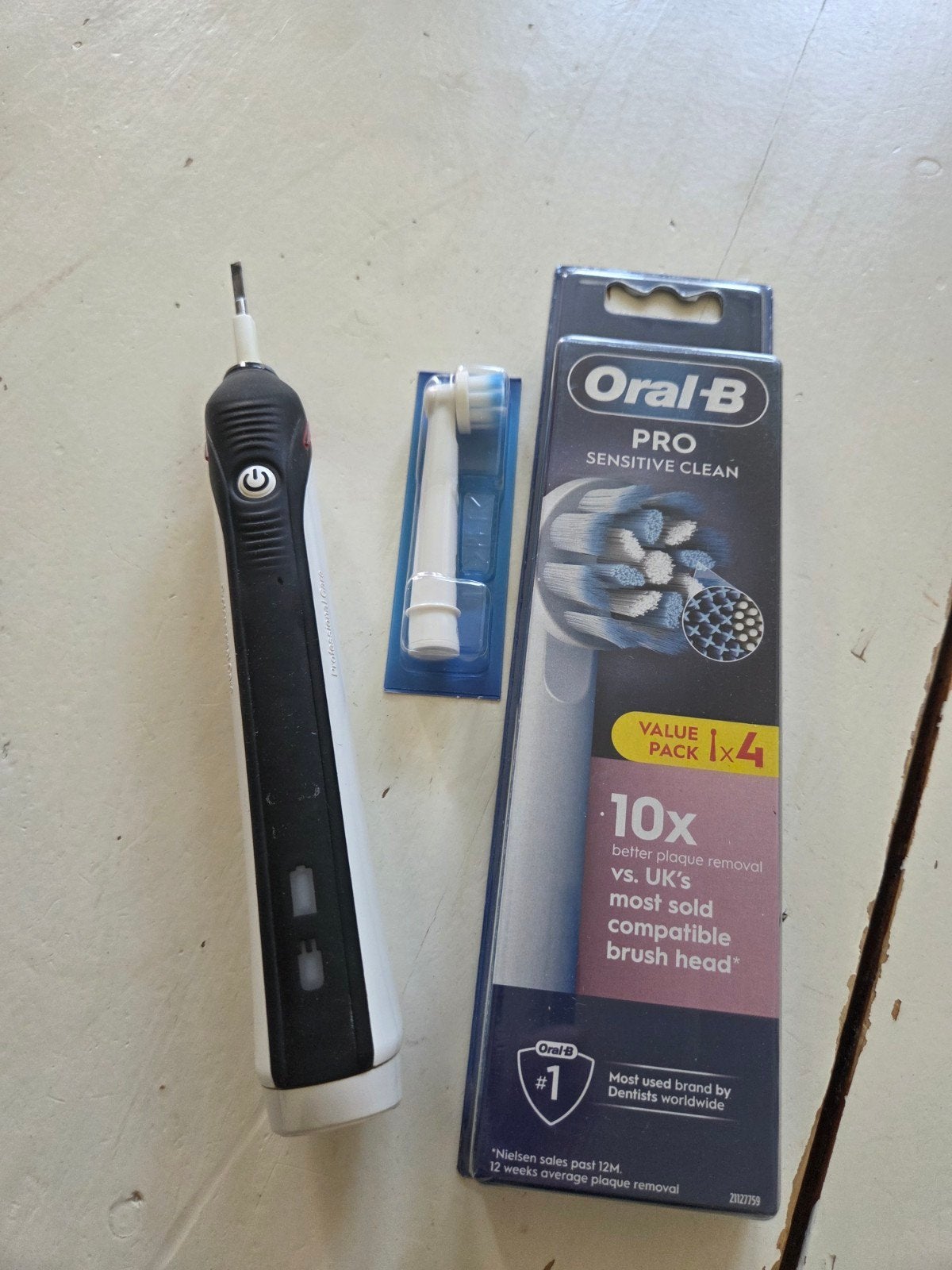 Oral-B PRO elektrische tandenborstel met oplader, Ophalen of Verzenden, Gebruikt, Mondverzorging