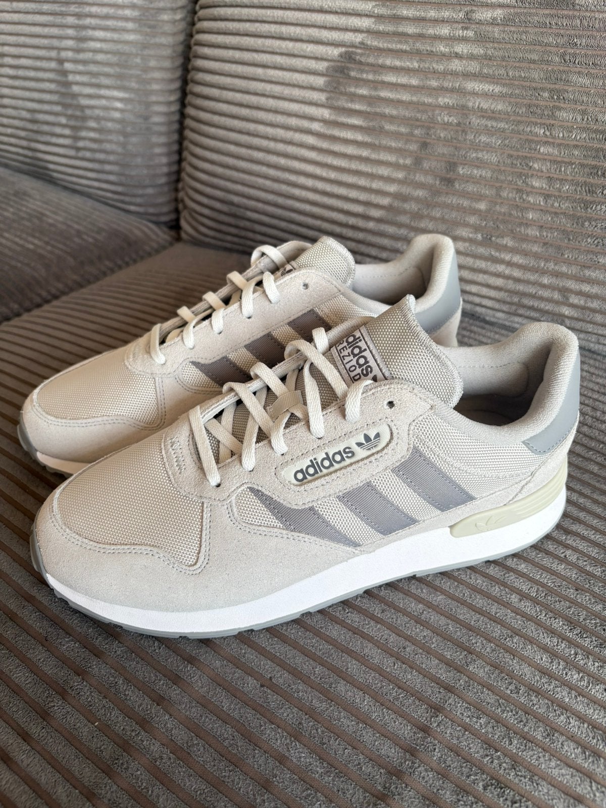 Adidas schoenen nieuw 42 2/3, Ophalen of Verzenden, Nieuw, Overige kleuren, Sneakers of Gympen