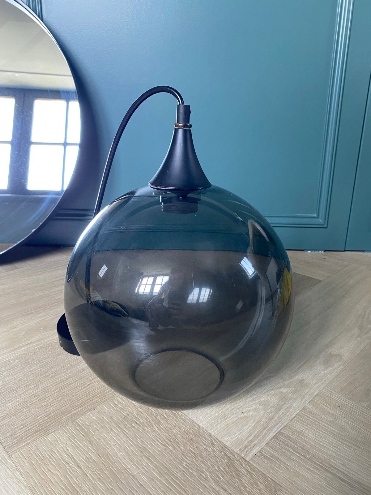 Ronde glazen hanglamp - smokey grijs, Huis en Inrichting, Lampen | Hanglampen, Ophalen, Gebruikt, Glas