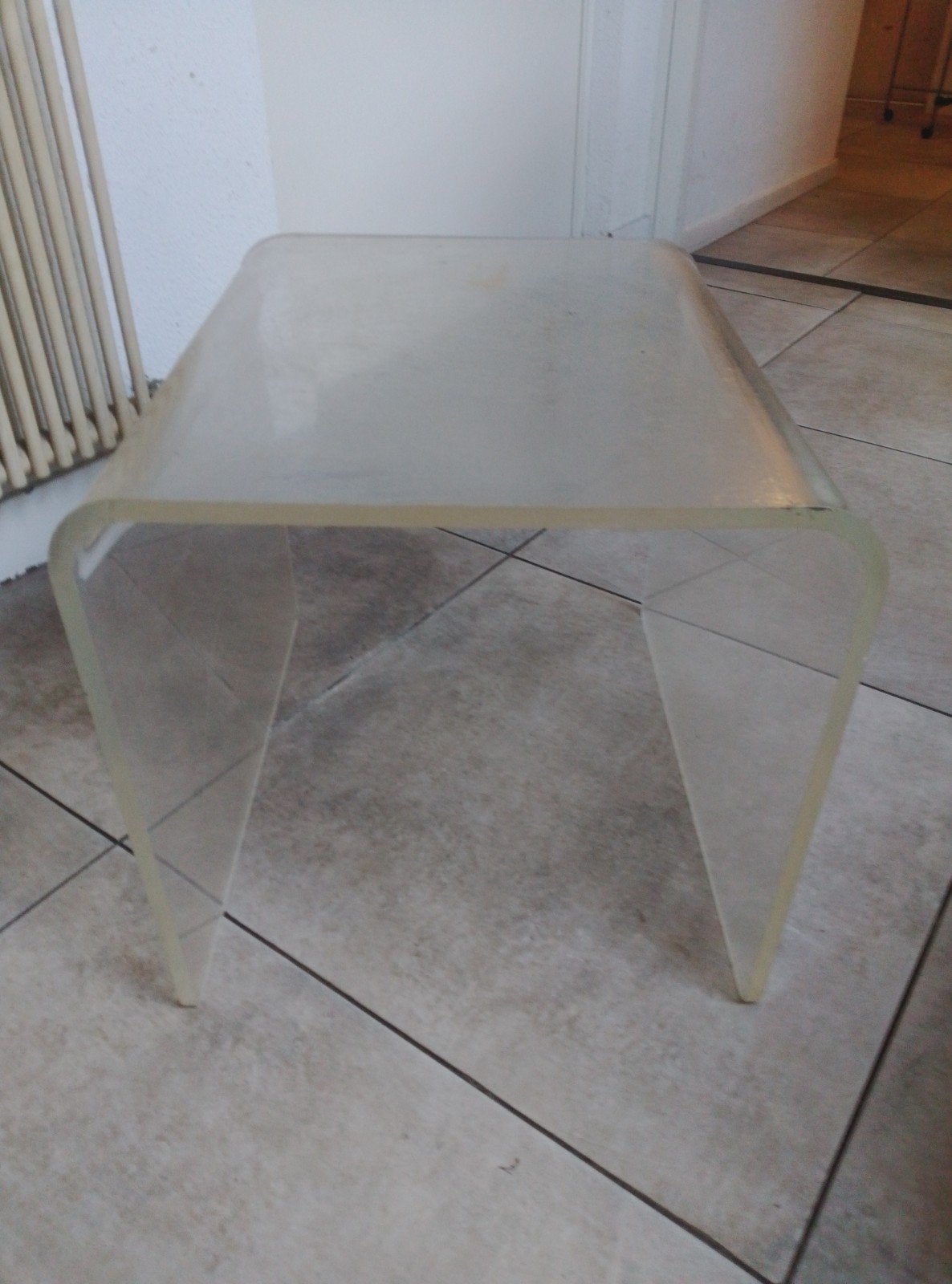 Mooi tafeltje van plexiglas met gebruikers sporen, Huis en Inrichting, Tafels | Bijzettafels, Ophalen, Gebruikt, Rechthoekig, Minder dan 55 cm