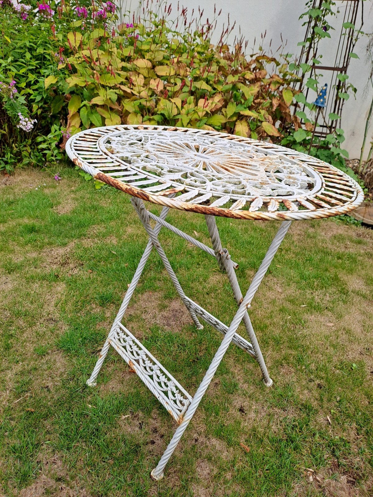 Antieke gietijzeren tuintafel - Ovaal - 72x54x73cm hoogte., Ophalen of Verzenden, Gebruikt, Ovaal, Metaal