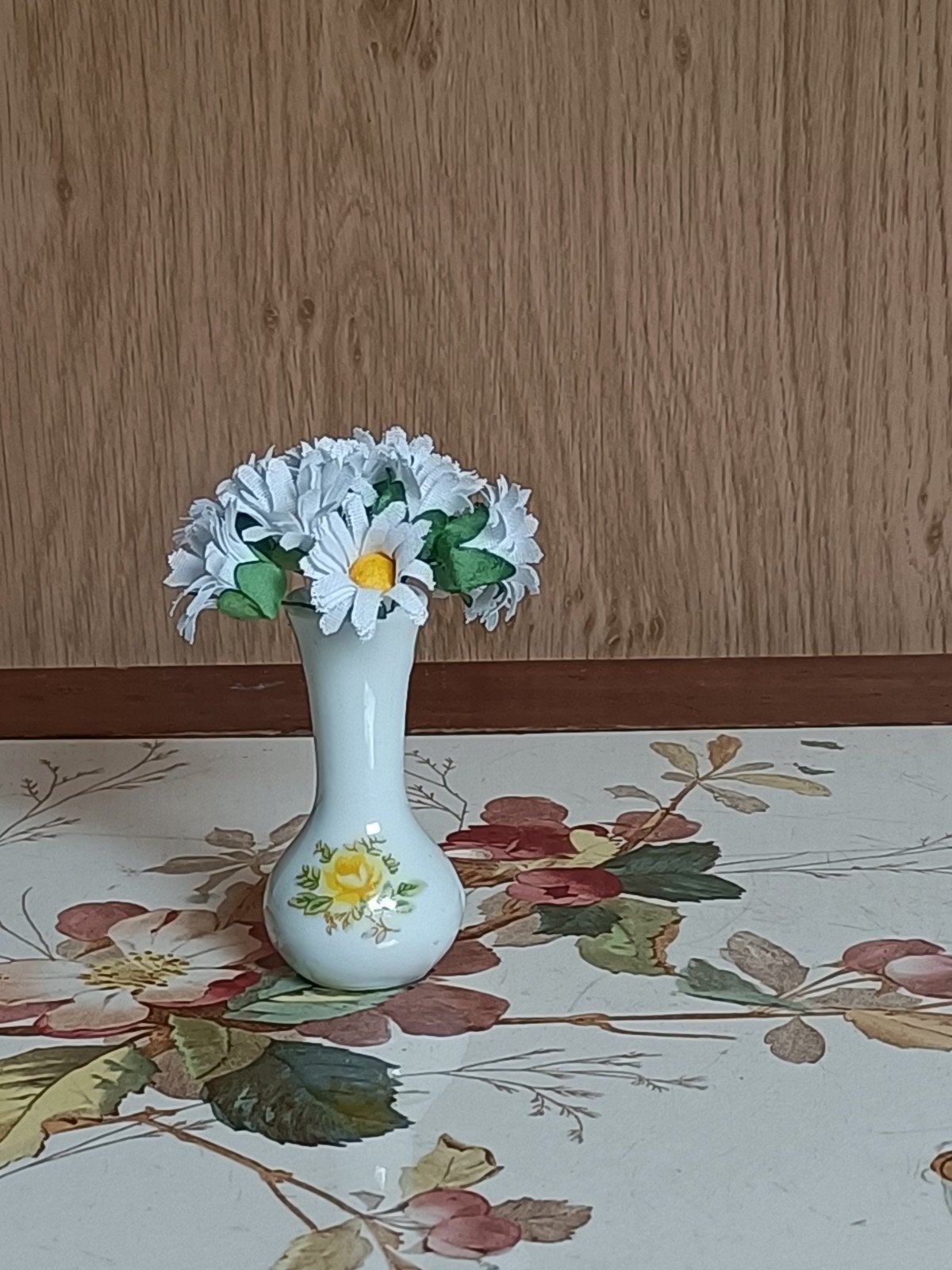 Mooi  vintage vaasje met bloemen poppenhuis, Ophalen of Verzenden, Gebruikt, Poppenhuis