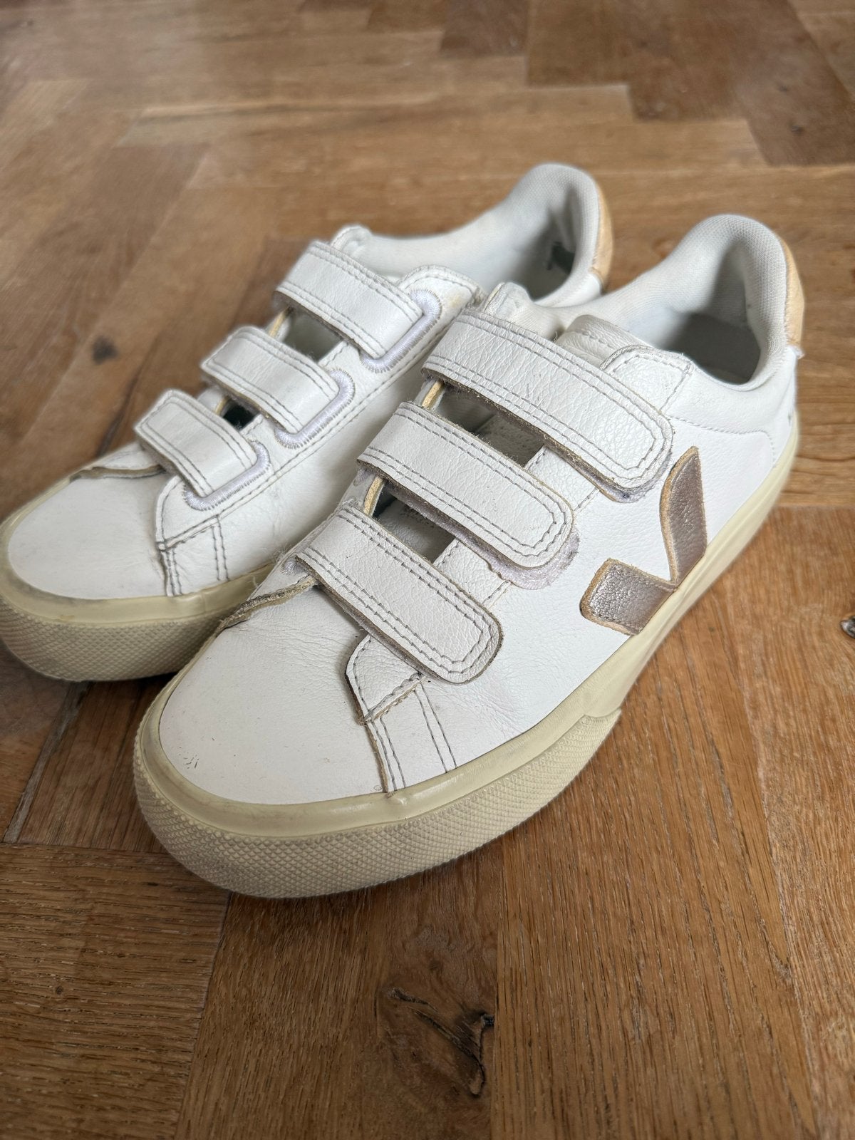 Witte Veja/ Vert sneakers met klittenband voor kinderen, Kinderen en Baby's, Veja, Gebruikt, Jongen of Meisje, Schoenen